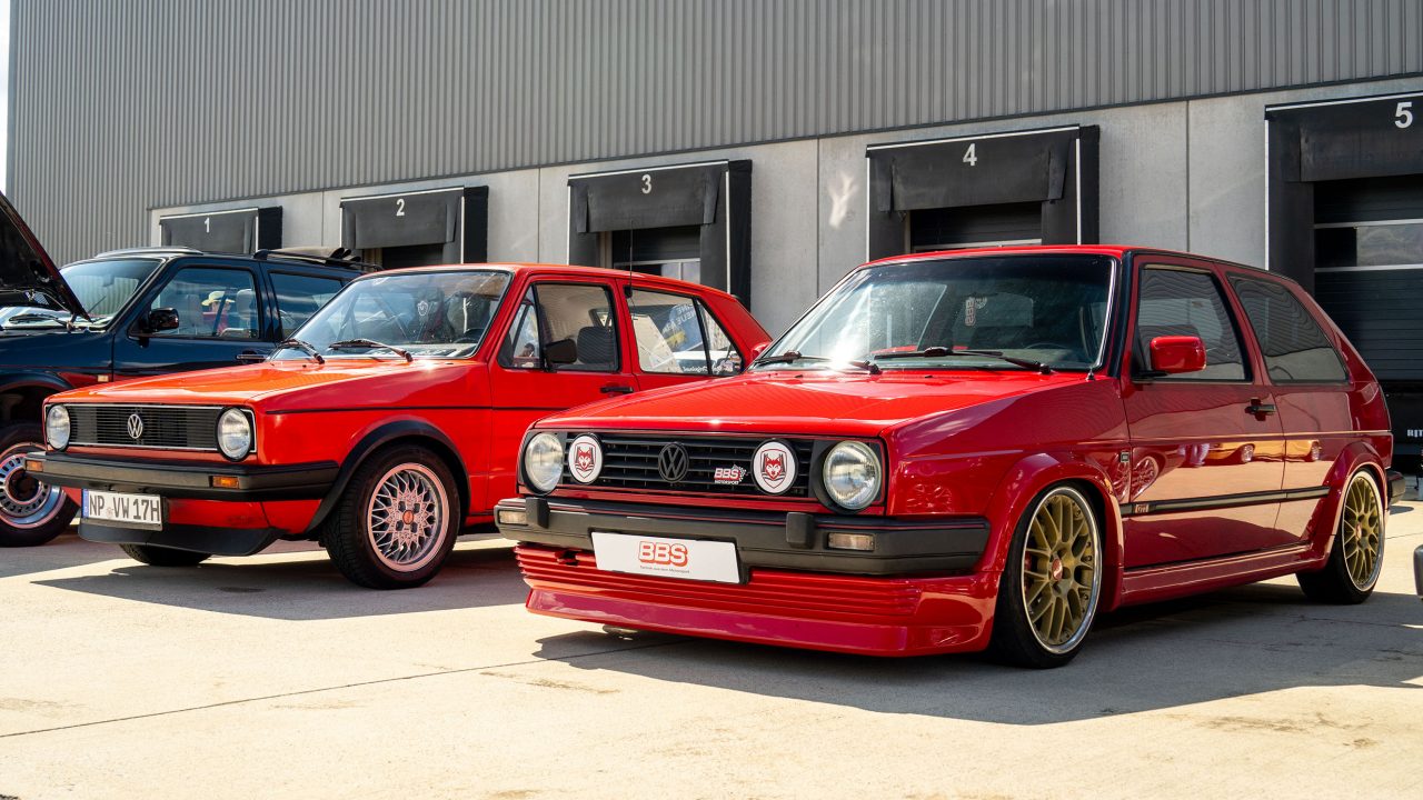 Wir blicken zurück auf unser 50 Jahre Golf Fan-Treffen. Bei bestem Wetter trafen sich rund 100 Golf-Fahrer und -Fans in Breuna um die Kultikone Golf zu feiern. Lesen Sie hier alles rundum das besondere VW Jubiläumsevent.