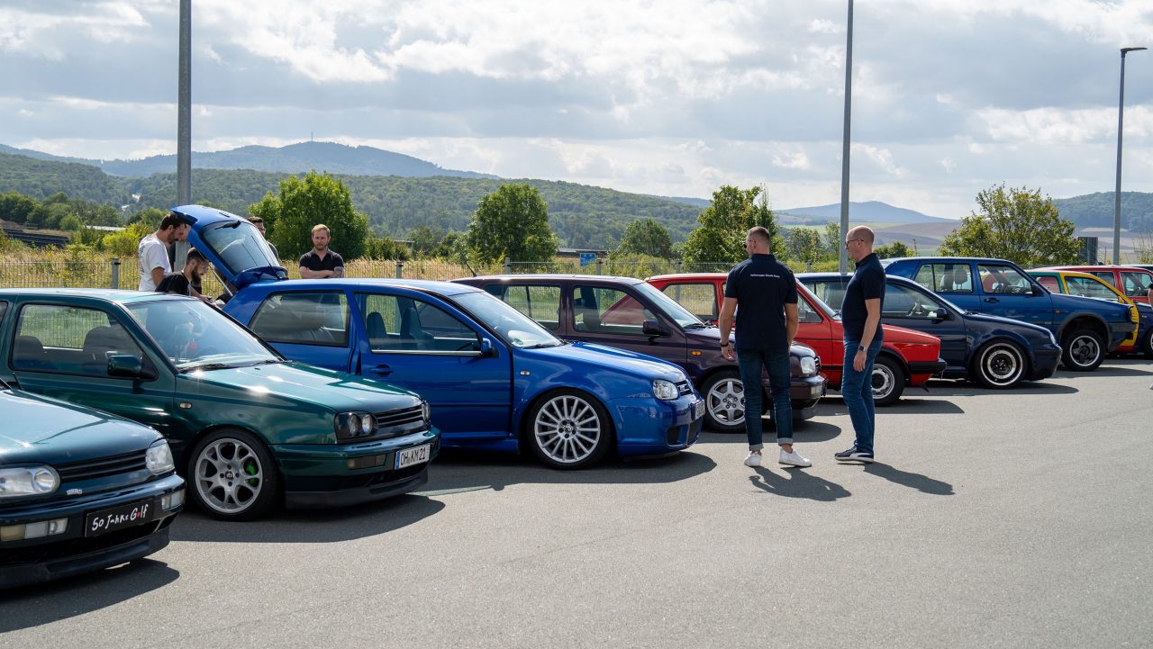 Wir blicken zurück auf unser 50 Jahre Golf Fan-Treffen. Bei bestem Wetter trafen sich rund 100 Golf-Fahrer und -Fans in Breuna um die Kultikone Golf zu feiern. Lesen Sie hier alles rundum das besondere VW Jubiläumsevent.