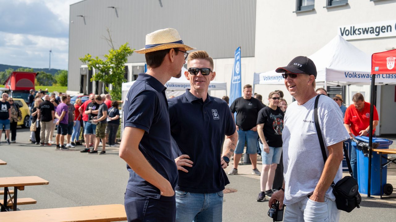 Wir blicken zurück auf unser 50 Jahre Golf Fan-Treffen. Bei bestem Wetter trafen sich rund 100 Golf-Fahrer und -Fans in Breuna um die Kultikone Golf zu feiern. Lesen Sie hier alles rundum das besondere VW Jubiläumsevent.