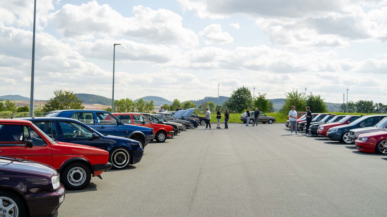 Wir blicken zurück auf unser 50 Jahre Golf Fan-Treffen. Bei bestem Wetter trafen sich rund 100 Golf-Fahrer und -Fans in Breuna um die Kultikone Golf zu feiern. Lesen Sie hier alles rundum das besondere VW Jubiläumsevent.