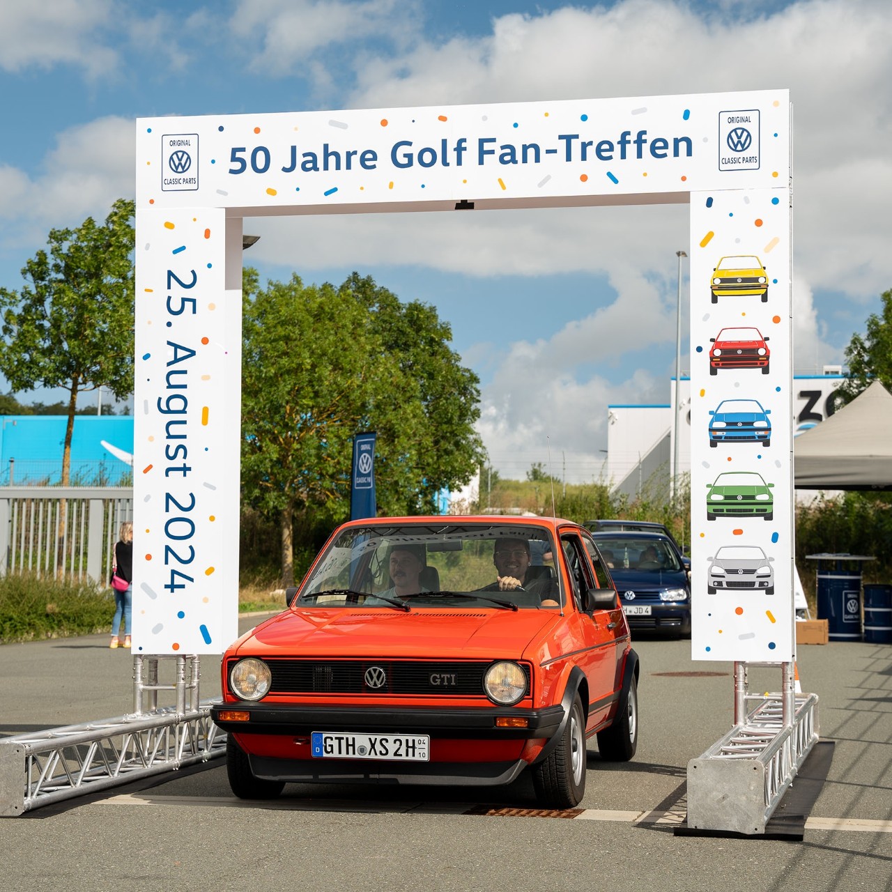 Wir blicken zurück auf unser 50 Jahre Golf Fan-Treffen. Bei bestem Wetter trafen sich rund 100 Golf-Fahrer und -Fans in Breuna um die Kultikone Golf zu feiern. Lesen Sie hier alles rundum das besondere VW Jubiläumsevent.