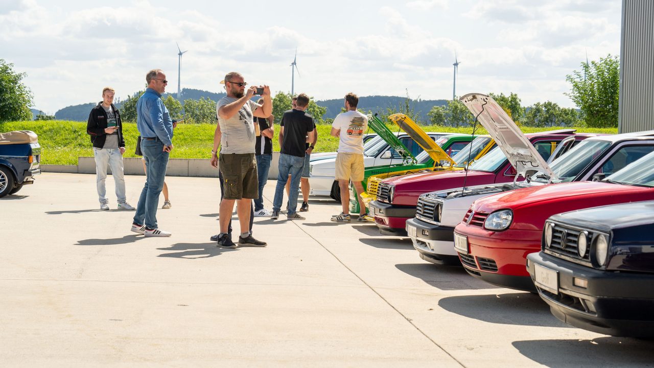 Wir blicken zurück auf unser 50 Jahre Golf Fan-Treffen. Bei bestem Wetter trafen sich rund 100 Golf-Fahrer und -Fans in Breuna um die Kultikone Golf zu feiern. Lesen Sie hier alles rundum das besondere VW Jubiläumsevent.