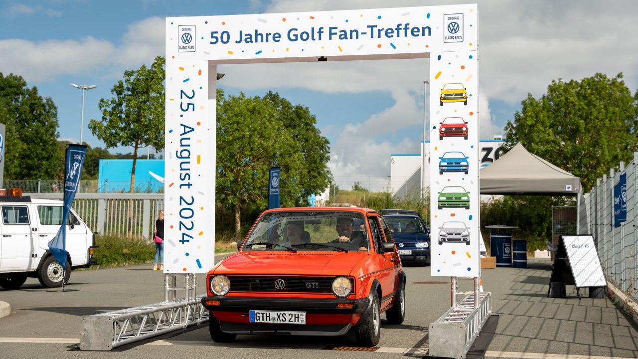 Wir blicken zurück auf unser 50 Jahre Golf Fan-Treffen. Bei bestem Wetter trafen sich rund 100 Golf-Fahrer und -Fans in Breuna um die Kultikone Golf zu feiern. Lesen Sie hier alles rundum das besondere VW Jubiläumsevent.