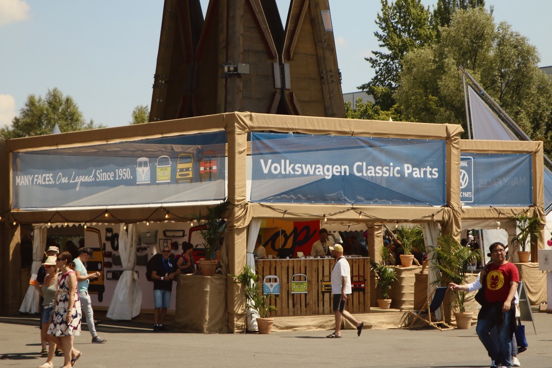 Under the sign of the Kombi: in June 2023 the VW Bus Festival took place in Hanover. At the Volkswagen Classic Parts stand, Kombi fans from all over the world were gathered for original quality spare parts and many petrol-powered conversations.